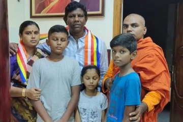 22 உறுதிமொழிகள் ஏற்று குடும்பத்துடன் புத்த மதத்திற்கு மாறிய பிரபல தமிழ் நடிகர்! புகைப்படம்