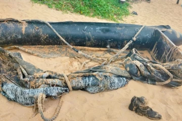 ඉරාන නෞකාවකට අයත් බවට සැක කෙරෙන කොටස් කිහිපයක් වෙරළට - වෙරළ පුරා ඩීසල්