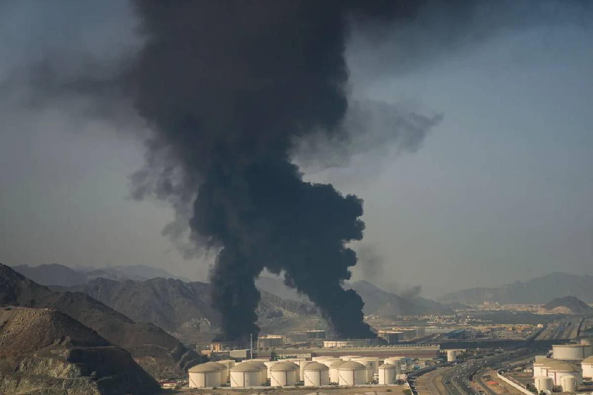 முக்கிய தொழில் நிறுவனங்கள் மீது ஈரான் தாக்குதல்: உலகளவில் எரிசக்தி விலை உயரும் அபாயம் | Iran Attacks Industrial Facilities Energy Price