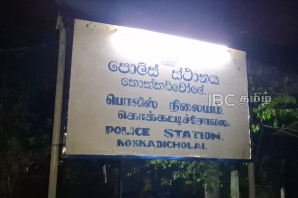 தொல்லியல் திணைக்கள பதாகைகளை அகற்றிய மூவர் கொக்கட்டிச்சோலையில் கைது! | Three People Arrested By Kokkatticholai Police தொல்லியல் திணைக்கள பதாகைகளை அகற்றிய மூவர் கொக்கட்டிச்சோலையில் கைது! | Three People Arrested By Kokkatticholai Police