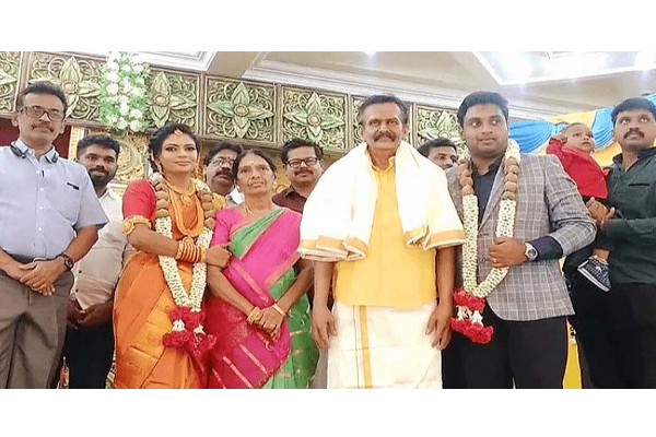 இறந்து போன தந்தையை தங்கையின் திருமணத்திற்கு வரவழைத்து அக்கா கொடுத்த பரிசு: நெகிழ்ச்சியின் உச்சம் | Sister Gifted Dead Fathers Statue Wedding Gift