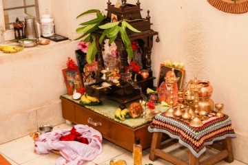 பூஜை அறையில் இந்த பொருட்கள் இருந்தால் தூக்கி எரிந்திடுங்க! அசுப பலன்களை கொடுக்குமாம்