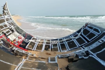 திருகோணமலை சம்பூரில் கரையொதுங்கிய மர்ம பொருள்! மக்கள் செல்ல தடை