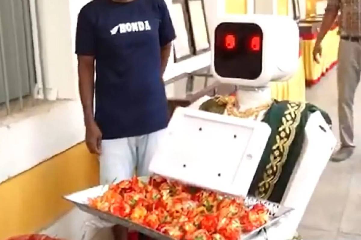 நான் உங்கள் தேர்தல் உதவி ரோபோட் : புதுச்சேரியில் வாக்காளர்களை வரவேற்ற ரோபோட் நிலா! | Puducherry Elections Robot Nila Welcomes Voters