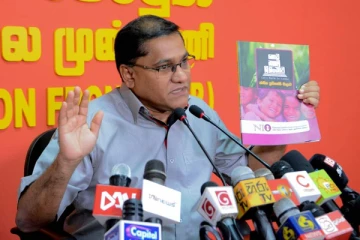 கொரோனா தடுப்பூசியை பெற போராடும் மக்கள்!  ஜே.வி.பி குற்றச்சாட்டு
