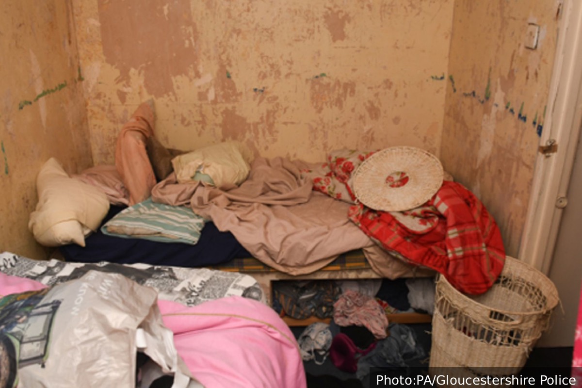 25 ஆண்டுகளாக பெண்ணை வீட்டு சிறையில் அடைத்து வைத்த பிரித்தானிய பெண்: நீதிமன்றம் வழங்கிய தண்டனை | Uk Mother Holding Woman In 25 Yrs Domestic Captive