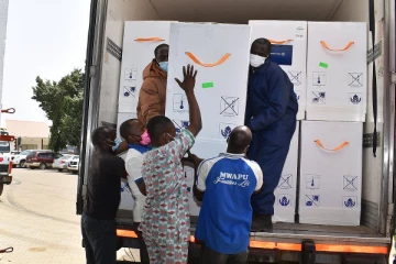 10 லட்சம் கொரோனா தடுப்பூசிகளை மண்ணில் புதைத்த நாடு!