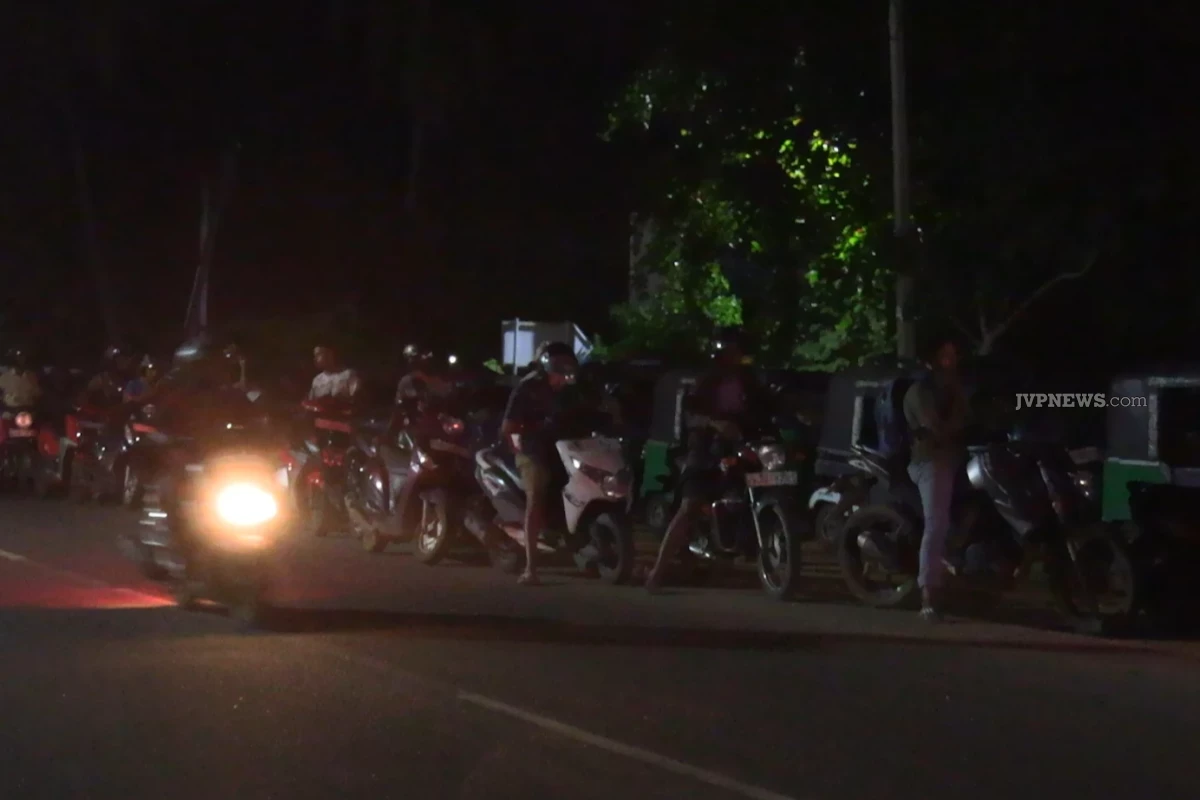 போர் பதற்றத்தால் யாழிலும், மட்டக்களப்பிலும் வீதியில் குவிந்த மக்கள் ; களத்தில் பொலிஸார் | Long Queues In Jaffna Amid War Tension போர் பதற்றத்தால் யாழிலும், மட்டக்களப்பிலும் வீதியில் குவிந்த மக்கள் ; களத்தில் பொலிஸார் | Long Queues In Jaffna Amid War Tension