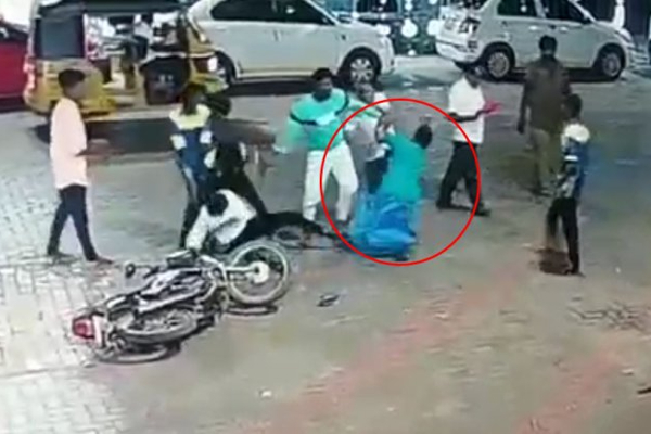 சாத்தான் குளம் அருகே பெட்ரோல் பங்கில் லாரி டிரைவரை ரத்தம் சொட்ட சொட்ட அடித்துக் கொன்ற கும்பல் - அதிர்ச்சி சம்பவம் - தமிழ்நாடு