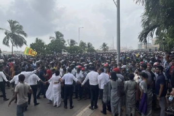 கண்முடித்தனமான தாக்குதலைக் கண்டித்து வீதிக்கு இறங்கிய வைத்தியர்கள்,சட்டத்தரணிகள்!
