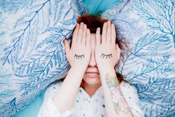 ඔබත් රාත්‍රියට නින්ද නොයා උදෑසන ඇහැරෙන්නේ නැති අයෙක්ද ඒසේනම් මේ ඔබ කියවිය යුතුම ලිපියකි...