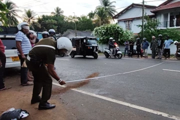 கெப் ரக வாகனம் மோதி வீதியை கடக்க முயன்ற பெண் பலி