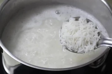 சாதம் வடித்த தண்ணீரை தினமும் ஒரு டம்ளர் குடித்தால் என்ன ஆகும் தெரியுமா?