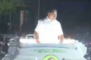 பிரச்சாரத்தின் நடுவே முதல்வரிடம் விஜய் ரசிகர் கேட்ட ஒற்றை வார்த்தை.. ஆர்ப்பரித்த மக்கள்! வைரல் வீடியோ