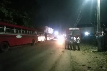 முல்லைத்தீவு காவல் நிலையத்தை முற்றுகையிட்ட அரச பேருந்துகள் (படங்கள்)