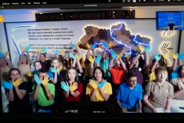 போரிலும் பள்ளிக்கு செல்லும் உக்ரைன் மாணவர்கள்