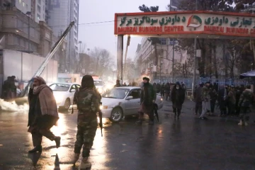 பயங்கர குண்டுவெடிப்பில் 5 பேர் உயிரிழப்பு! பலி எண்ணிக்கை அதிகரிக்கக்கூடும் என தகவல்..பொறுப்பேற்ற ஐ.எஸ் அமைப்பு