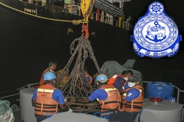 கிழக்குக் கடலில் ஆபத்தில் இருந்த மீனவருக்கு கடற்படையினர் செய்த உதவி