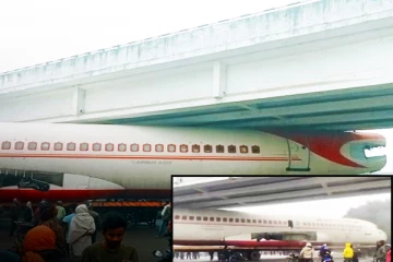 பாலத்திற்கு அடியில் சிக்கிய விமானம்: மும்பையில் சம்பவம் (Video)