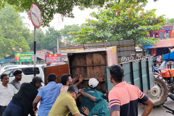 வவுனியாவில் வீதியோர வியாபார நடவடிக்கையை கட்டுப்படுத்த மாநகரசபை நடவடிக்கை | Action To Crack Down On Street Trading Activities