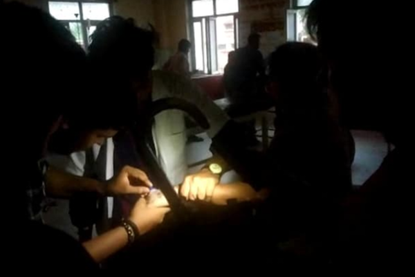 ஸ்ட்ரெச்சரில் நோயாளி... டார்ச் அடிச்சு சிகிச்சை அளித்த மருத்துவர்கள் - அதிர்ச்சி சம்பவம்! | Power Cut Doctors Treat Patients Using Torch