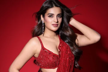 சேலையிலும் இவ்ளோ கவர்ச்சியா.. நிதி அகர்வால் ஹாட் போட்டோஷூட்