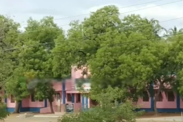 கண்டித்த ஆசிரியர்; தீர்த்து கட்ட பள்ளிக்கு கத்தியுடன் வந்த மாணவர்கள்