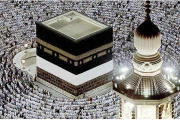 மக்காவில் கனமழையிலும் வழிபாட்டை தொடர்ந்த இஸ்லாமியர்கள்