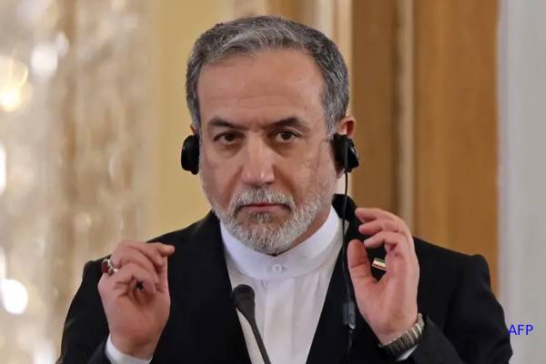 ட்ரம்ப் எந்த நேரத்திலும் முடிவெடுக்கலாம்... ஈரானில் இருந்து தூதரக அதிகாரிகளை வெளியேற்றிய பிரித்தானியா | Britain Evacuates Staff From Iran