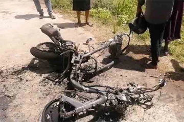 முல்லைத்தீவில் திடீரென தீப்பற்றிய மோட்டார் சைக்கிள்; திகைப்பில் தாயும் மகளும்