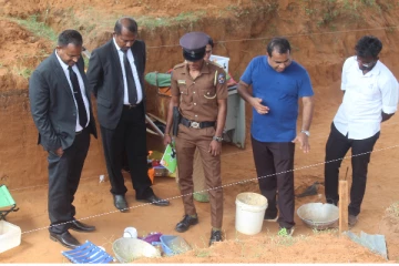 கொக்குத்தொடுவாயில் மனித எச்சங்களுக்குள் துப்பாக்கி சன்னங்கள் (Photos)