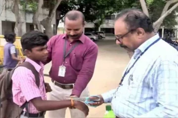 ஸ்கூல்-க்கு வர மாதிரியா வறீங்க சலூன் வேலை பார்த்த தலைமை ஆசிரியர்!