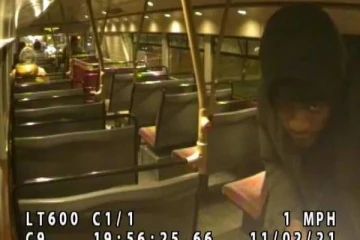 எனக்காக என்ன வைத்திருக்கிறாய்? லண்டன் பேருந்தில் சிறுவன் அருகில் வந்த நபர் செய்த செயல்...புகைப்படத்துடன் முக்கிய தகவல்