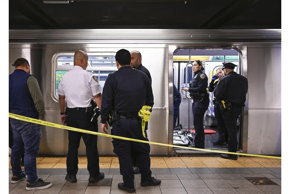 நியூயார்க் சுரங்கப்பாதை ரயிலில் நேர்ந்த விபரீதம்! | Tragedy In The New York Subway Train