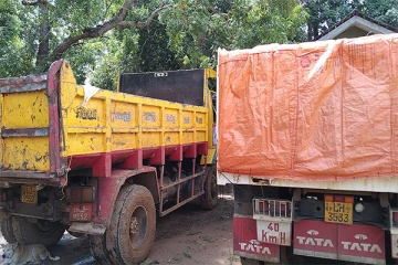 அனுமதிப்பத்திரத்திற்கு முரணான வகையில் மணல் அகழ்வு: மூவர் கைது (PHOTOS)