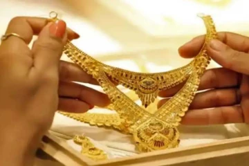 தங்கம் வாங்க அவசரப்படாதீங்க! விலை ரொம்ப குறையுமாம்