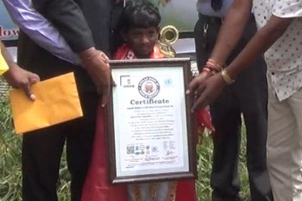 இரண்டு கிலோ மீற்றர் தூரத்தை 18 நிமிடங்களில் நடந்து உலக சாதனை படைத்த சிறுமி! | A Girl Set World Record By Walking 2 Km In 18 Min