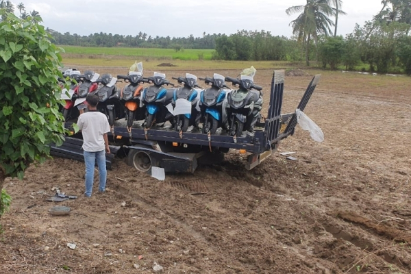 யாழில் வீதியை விட்டு தோட்டத்திற்குள் பாய்ந்த கனரக வாகனம் ! | A Heavy Vehicle Accident In Jaffna யாழில் வீதியை விட்டு தோட்டத்திற்குள் பாய்ந்த கனரக வாகனம் ! | A Heavy Vehicle Accident In Jaffna