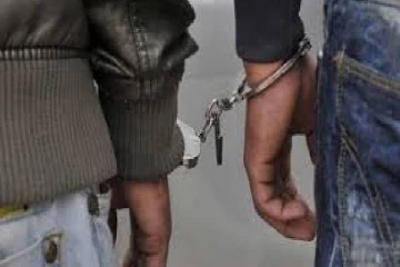 பொலிஸாரின் அதிரடி சோதனை ; 16,000 வெளிநாட்டு சிகரெட்டுகளுடன் இருவர் கைது