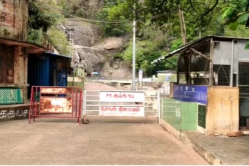 ஊரடங்கு எதிரொலி: திருநெல்வேலியில் மூடப்பட்ட குற்றால அருவிகள்