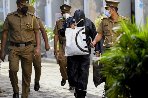 வவுனியாவில் முற்றுகையிடப்பட்ட விடுதி ; சிக்கிய யுவதிகள்! | A Besieged Hotel In The Tamil Area Trappedgirls