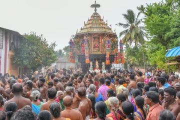 யாழ் வண்ணார்பண்ணை வீரமாகாளி அம்மன் தேர்த் திருவிழா; அலையென குவிந்த  பக்தர்கள்!