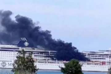 சொகுசு கப்பலில் தீ விபத்து; கரும்புகை வெளியேறியதால் பதட்டம்