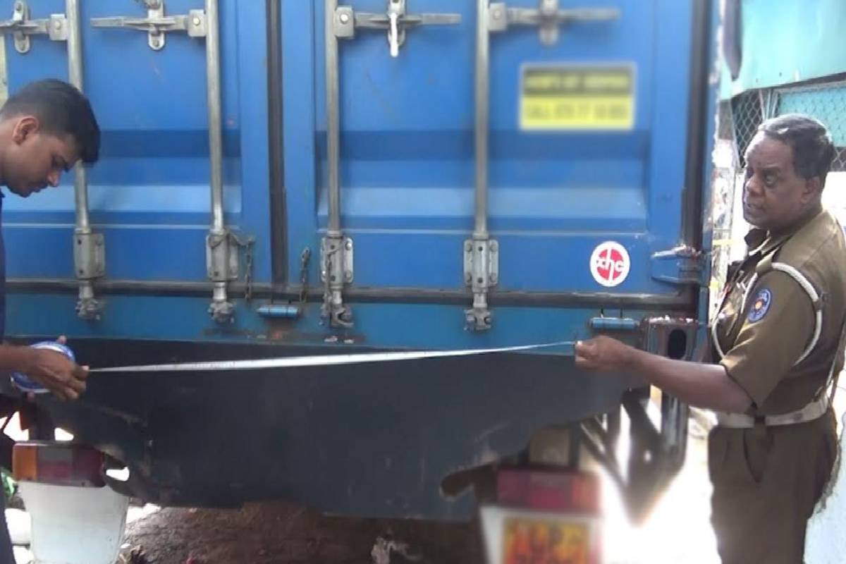களஞ்சிய சுவருக்கும் லொறிக்கும் இடையில் சிக்கி 24 வயது இளைஞர் உயிரிழப்பு | Tragically Dies Being Trapped Barn Wall Lorry