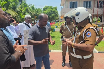 மன்னார் மாவட்ட செயலக வளாகத்தில் அமைதியின்மை