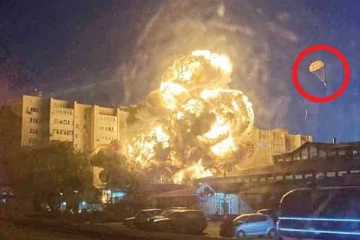 ප්‍රහාරක ගුවන් යානයක් මහල් නිවාසයකට කඩා වැටෙයි..15ක් මරුට..30ට බරපතලයි.(VIDEO/PHOTOS)