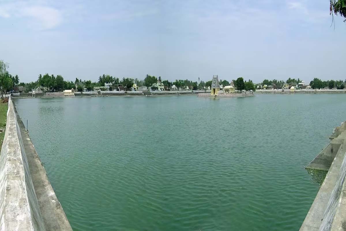 ஆசியாவின் மிகப்பெரிய தெப்பக்குளம்... தமிழ்நாட்டில் எங்கிருக்கிறது? | Largest Temple Tank Asia Mannargudi Temple