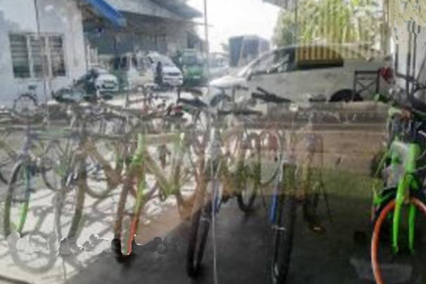 இலங்கையில் கார்களுக்கு ஏற்பட்டுள்ள பரிதாப நிலை! | Aluthgama Car Showroom Accumulating Bicycles