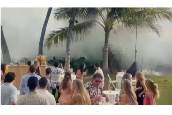 கடலின் அருகே நடந்த திருமணம் - திடீரென எழுந்து வந்த ராட்சத அலை! வைரல் வீடியோ | Giant Waves Crash Hawaii Island Wedding