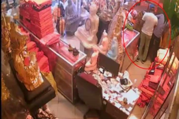 බුදු පිළිමය දෙස බලමින් කළ අපරාධය.. වීඩියෝ සහිතයි (CCTV VIDEO)